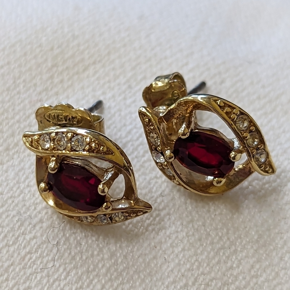 ♥️ Avon Earrings vintage red rhinestone goldtone original box